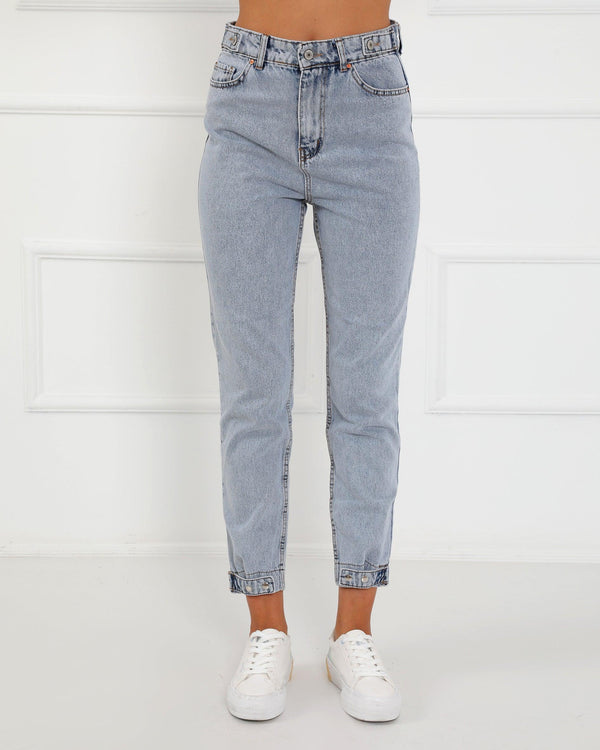 Light Wash Buttoned Bottoms Mom Jeans