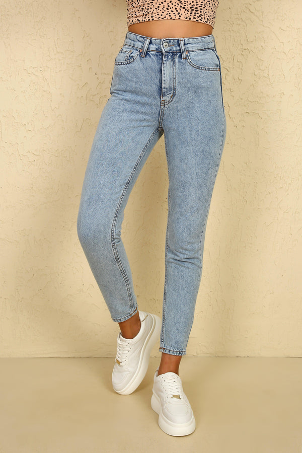 Light Wash Hi-Waist Boyfriend Jeans